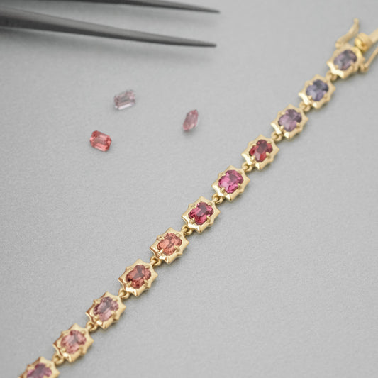 สร้อยข้อมือสปิเนลหลากสีในทองคำเหลือง 18k